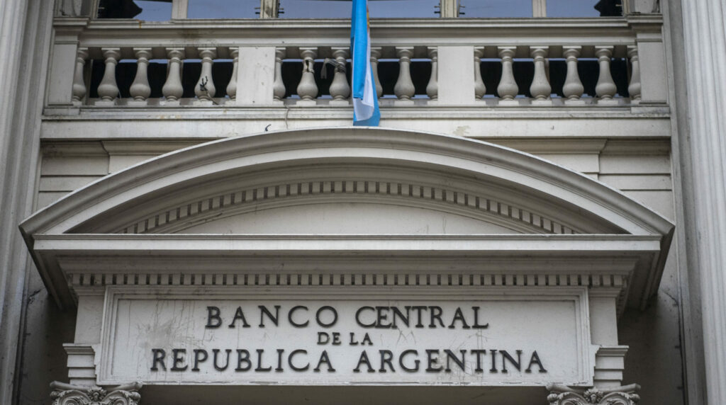 El BCRA compró otros US$ 153 millones y el "blue" continuó en baja
