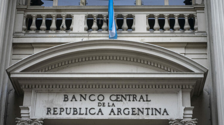 El BCRA compró otros US$ 153 millones y el "blue" continuó en baja