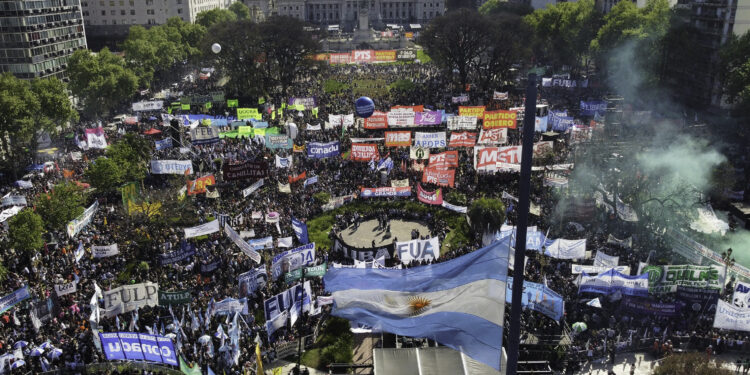 Marcha universitaria: la Plaza del Congreso se llenó de manifestantes