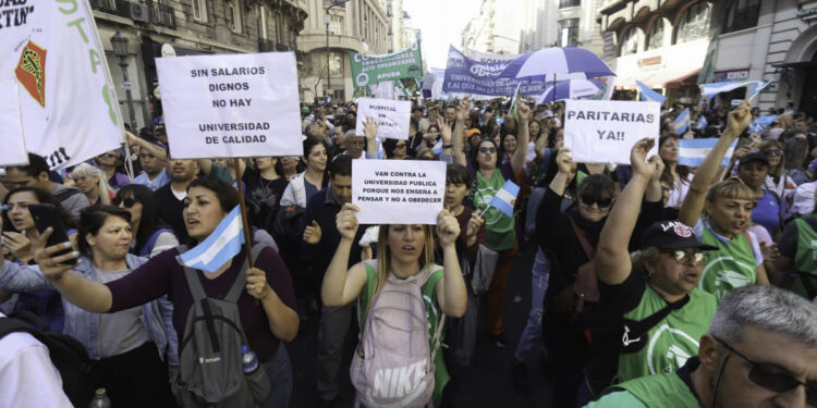 Marcha universitaria: la Plaza del Congreso se llenó de manifestantes