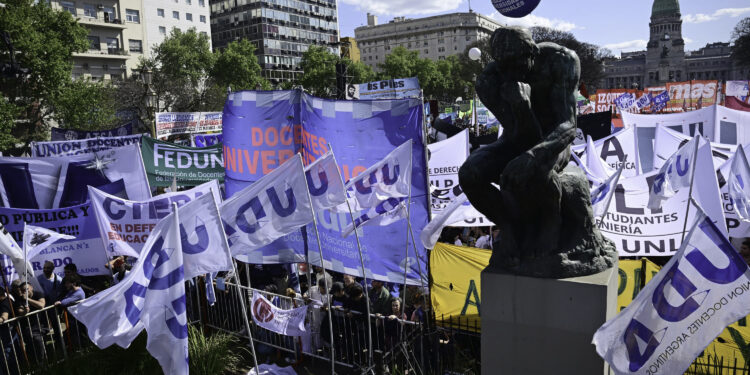 Marcha universitaria: la Plaza del Congreso se llenó de manifestantes