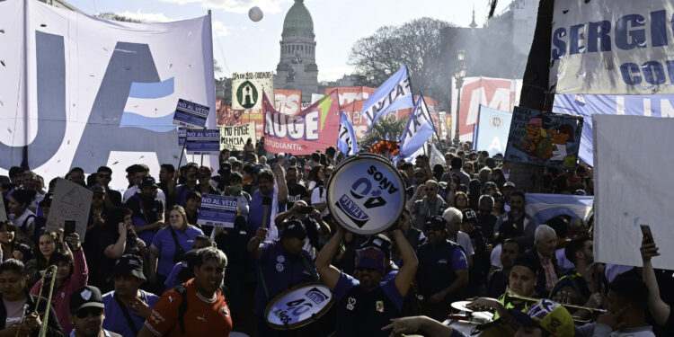 Marcha universitaria: la Plaza del Congreso se llenó de manifestantes