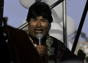 Evo Morales denunció que intentaron detenerlo a tiros contra su vehículo