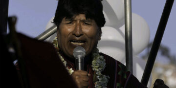 Evo Morales denunció que intentaron detenerlo a tiros contra su vehículo