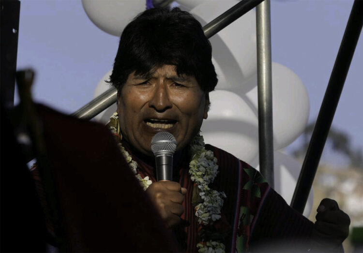 Evo Morales denunció que intentaron detenerlo a tiros contra su vehículo