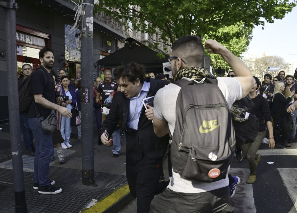 Agredieron a un militante libertario afuera del Congreso y debió refugiarse en un local