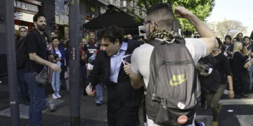 Agredieron a un militante libertario afuera del Congreso y debió refugiarse en un local