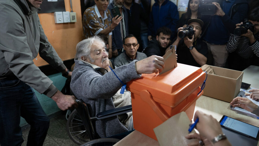 "Pepe" Mujica fue a votar y criticó al Gobierno de Milei: "Hay más pobres que antes"