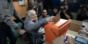 «Pepe» Mujica fue a votar y criticó al Gobierno de Milei: «Hay más pobres que antes»