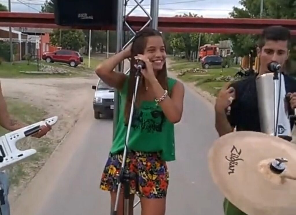 Se viralizó un video inédito de Emilia Mernes cantando arriba de un camión en Nogoyá