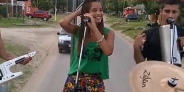 Se viralizó un video inédito de Emilia Mernes cantando arriba de un camión en Nogoyá