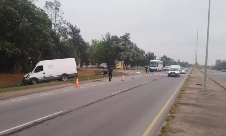 Un joven de 18 años murió atropellado por una combi mientras esperaba el colectivo