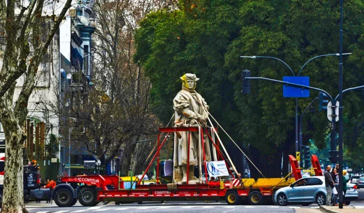 Traslado de la estatua de Cristóbal Colón.