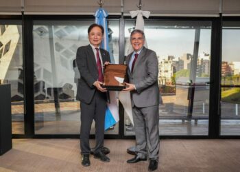 Llaryora recibió al embajador de Japón para continuar con los proyectos en común