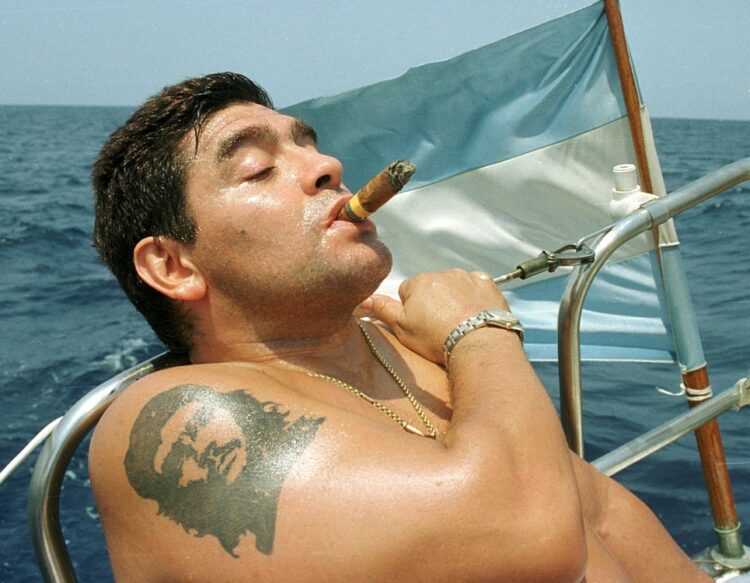 Se cumplen 64 años del nacimiento de Maradona: fotos emblemáticas para recordarlo
