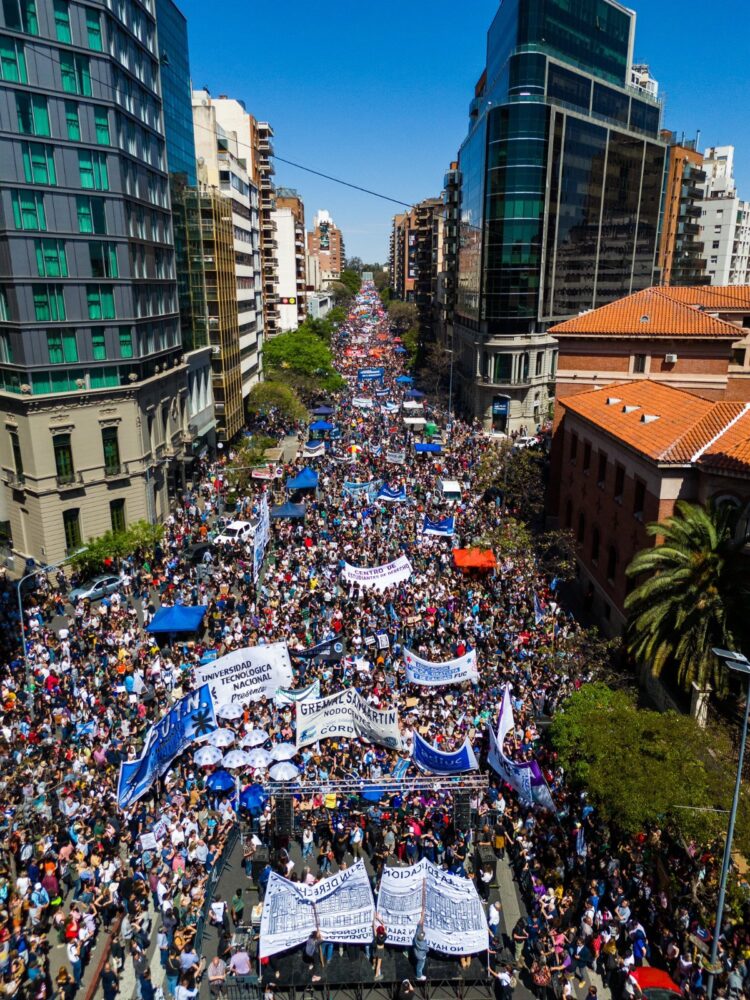 Fue multitudinaria la marcha universitaria en Córdoba