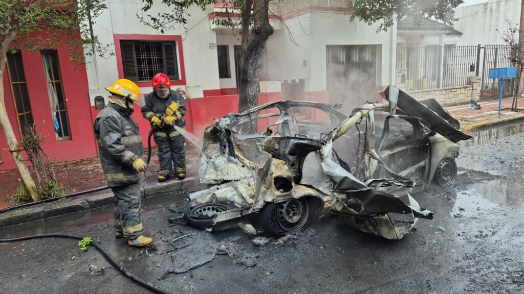 Impactante explosión de un auto a GNC lo destruyó por completo