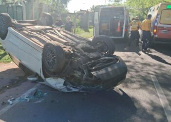 Perdió el control del auto y volcó con seis personas a bordo