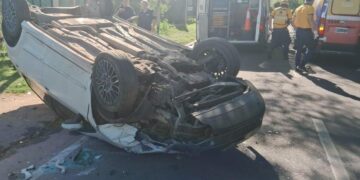 Perdió el control del auto y volcó con seis personas a bordo