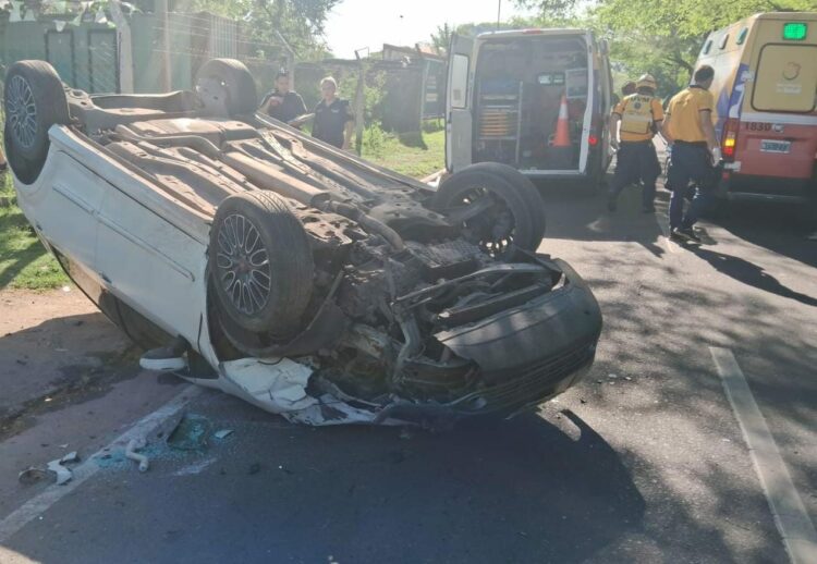 Perdió el control del auto y volcó con seis personas a bordo