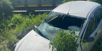 Un auto chocó contra un tren de carga y la conductora resultó herida