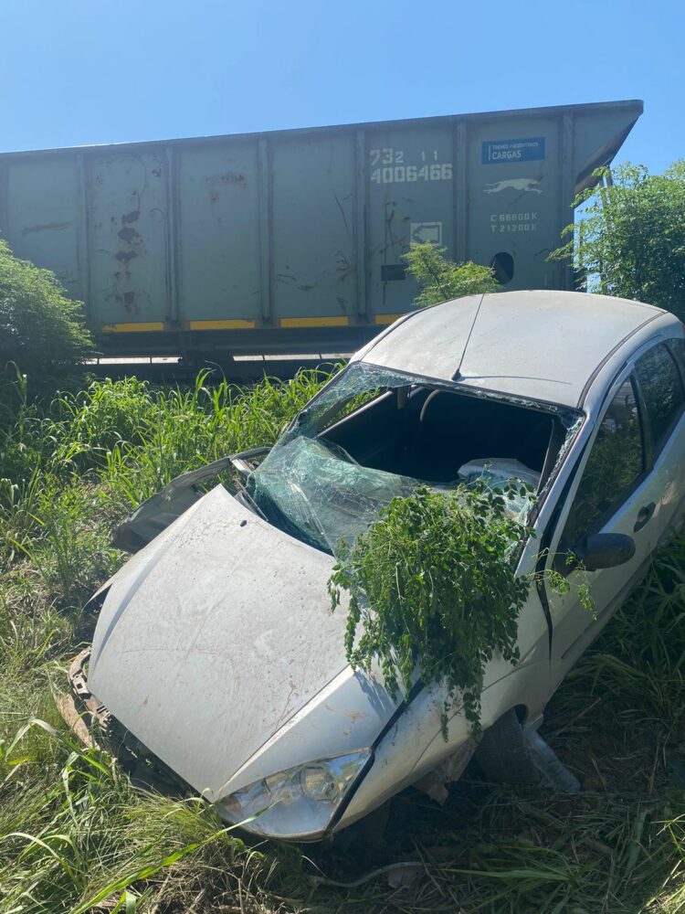 Un auto chocó contra un tren de carga y la conductora resultó herida Un auto chocó contra un tren de carga y la conductora resultó herida