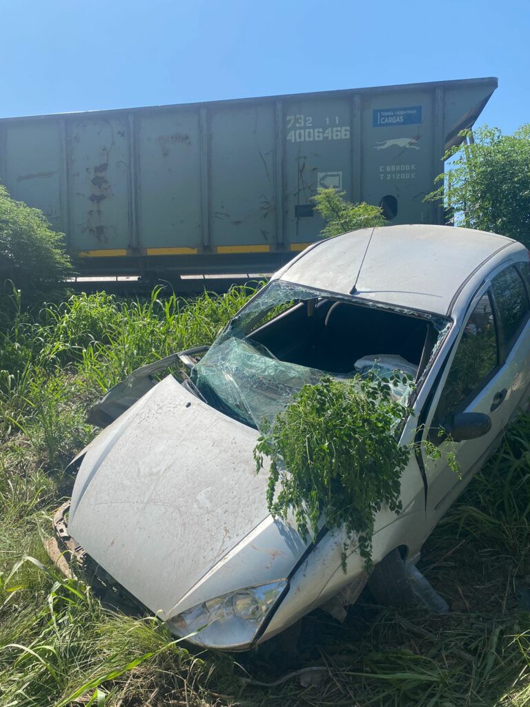 Un auto chocó contra un tren de carga y la conductora resultó herida