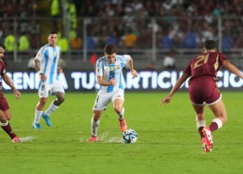 Argentina empató con Venezuela y sigue como único líder