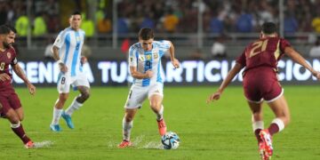 Argentina empató con Venezuela y sigue como único líder