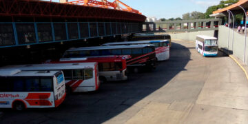 Los gremios del transporte se reúnen este martes para definir si van a un paro