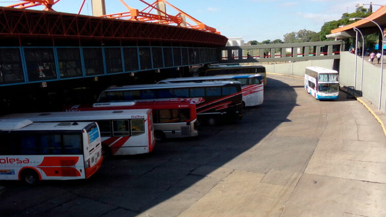 Los gremios del transporte se reúnen este martes para definir si van a un paro