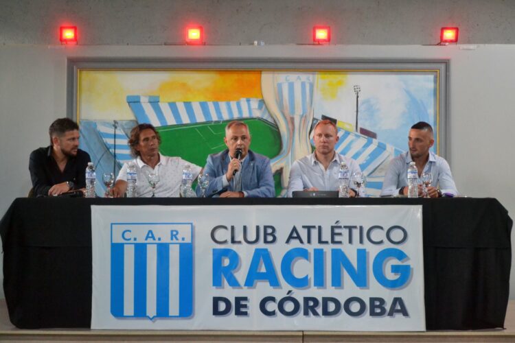 En la tarde de ayer, el Manuel Pérez (centro), Tomás Pochettino, Alejandro Caverzacio y parte de la CD anunciaron ante los medios de comunicación los eventos por nuestro centenario.