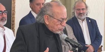 Hugo Rivella recibió la medalla Fray Luis de León