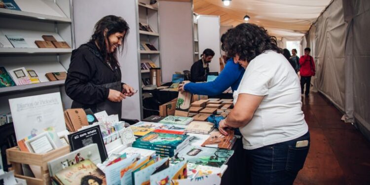 La Feria del libro inició ayer con sede en la Súpermanzana de la Intendencia.