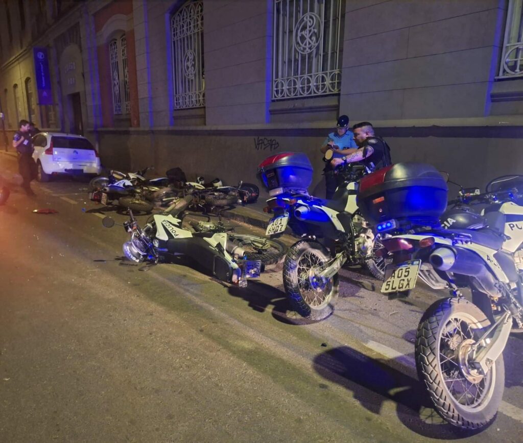 Conducía alcoholizado y chocó a cuatro motos policiales dejando a dos efectivos heridos