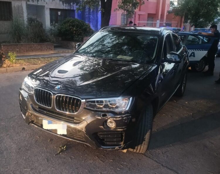 Conducía alcoholizado, chocó contra la casa de su ex pareja y embistió a un policía