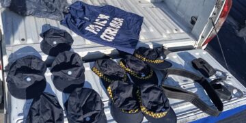 Un adolescente de 13 años detenido por llevar elementos y uniformes policiales en una mochila