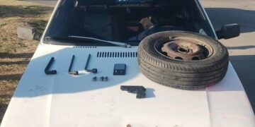 Dos hombres detenidos tras robar ruedas de autos estacionados en la vía pública