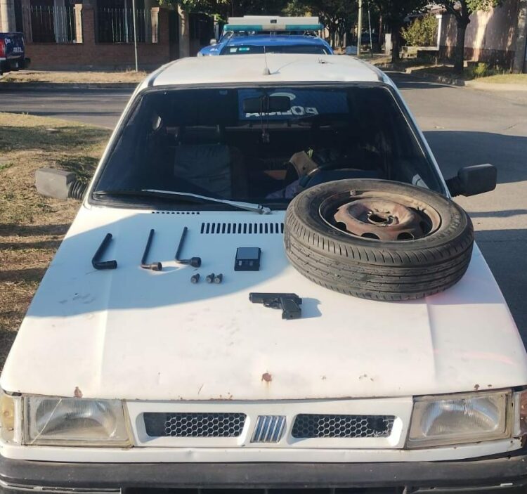 Dos hombres detenidos tras robar ruedas de autos estacionados en la vía pública