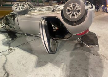 Perdió el control de su auto, volcó, se produjo un incendio y lo detuvieron