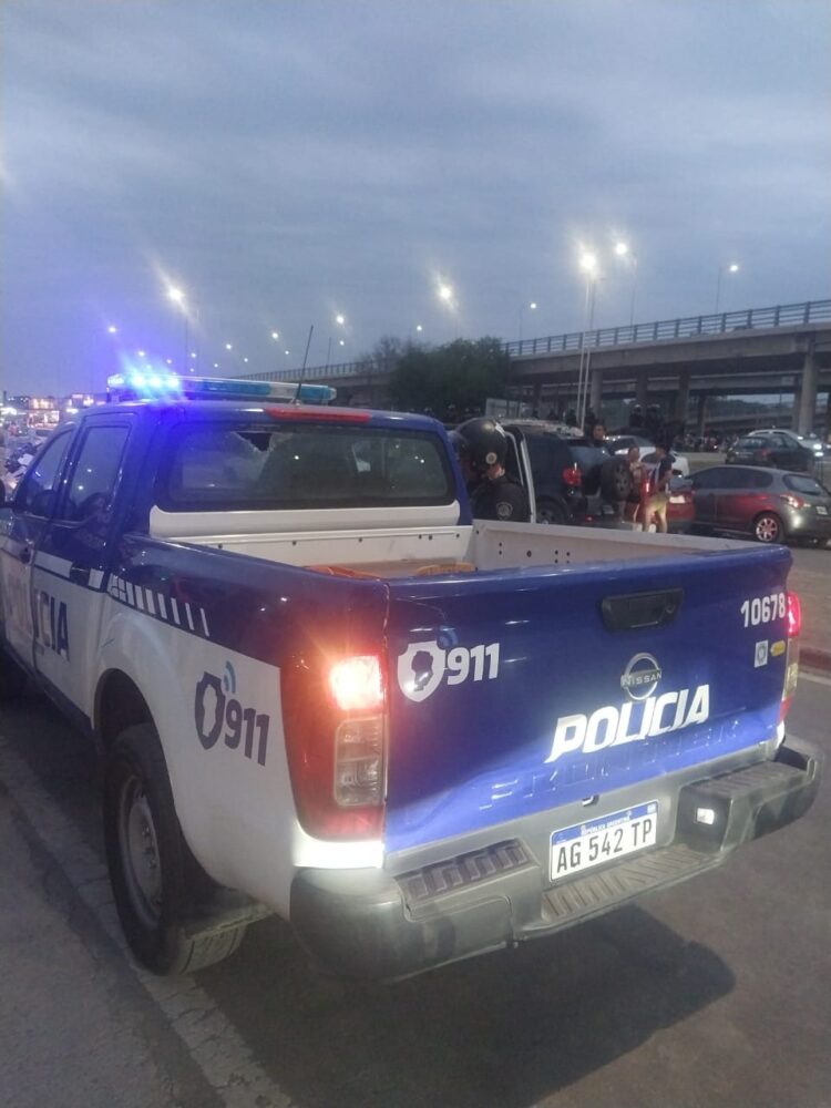 Simpatizantes de Talleres a los piedrazos contra un hincha de Belgrano infiltrado