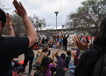 Estudiantes de Filosofía y Artes tomaron pabellones de la UNC y se movilizan esta tarde