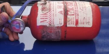 Discutió con otro conductor, le arrojó un matafuegos y terminó detenido