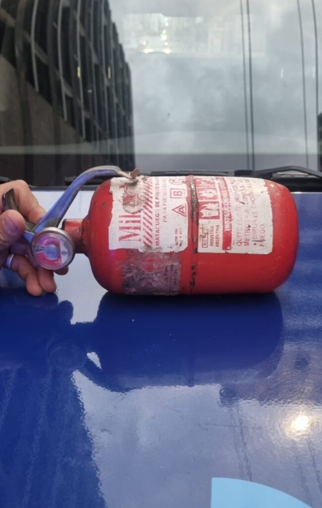 Discutió con otro conductor, le arrojó un matafuegos y terminó detenido Discutió con otro conductor, le arrojó un matafuegos y terminó detenido