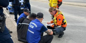 Agentes de la Guardia Urbana lograron contener a un joven en estado de crisis