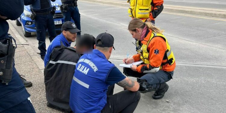 Agentes de la Guardia Urbana lograron contener a un joven en estado de crisis Agentes de la Guardia Urbana lograron contener a un joven en estado de crisis