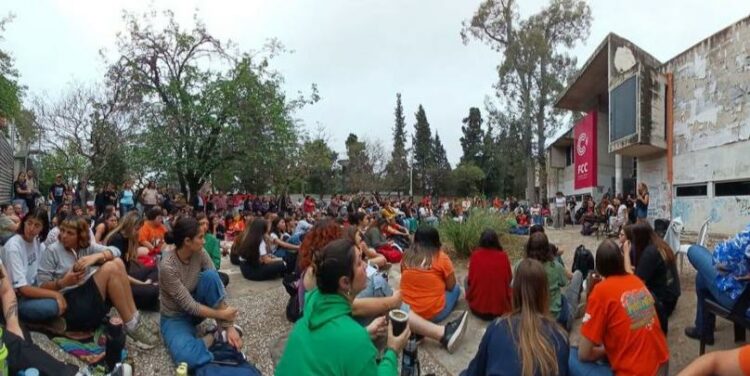 Estudiantes universitarios toman facultades en varios puntos del país