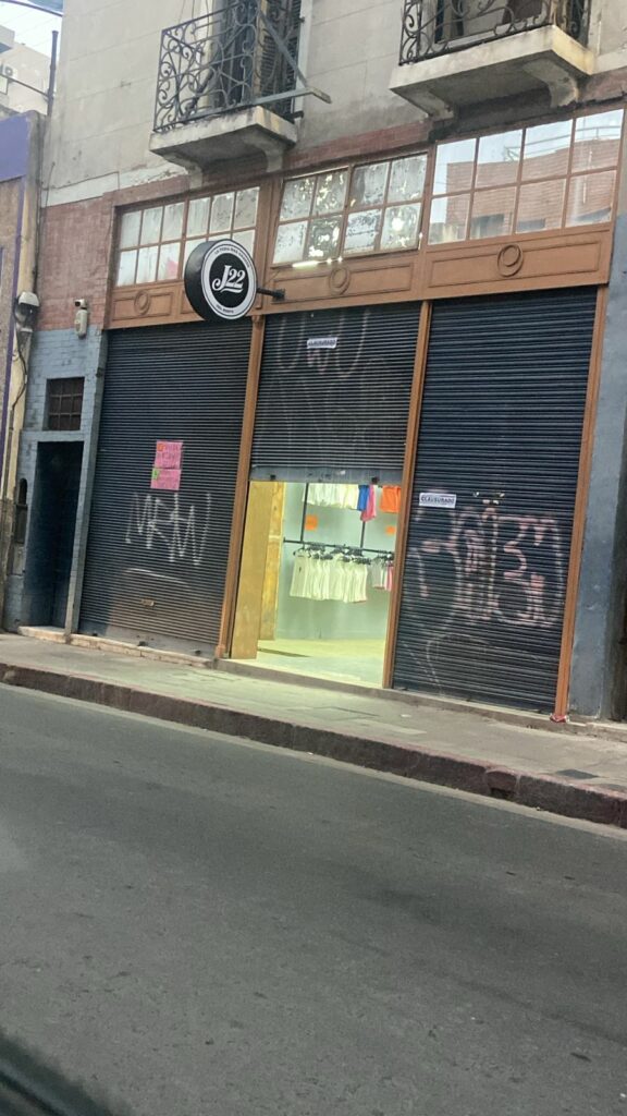 Clausuraron el local de un tiktoker cordobés pero retiró la faja y lo volvió a abrir