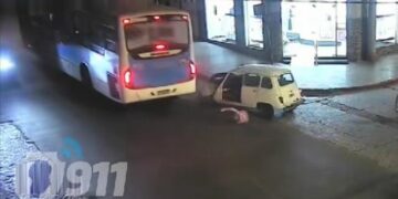 Una mujer de 73 años se quedó sin frenos y se arrojó del auto para no chocar contra un colectivo
