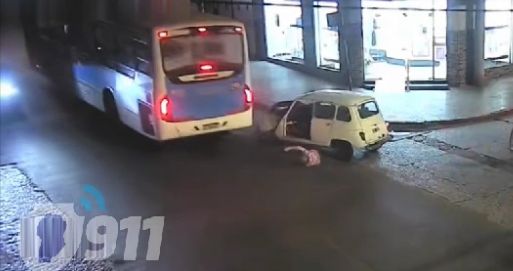 Una mujer de 73 años se quedó sin frenos y se arrojó del auto para no chocar contra un colectivo Una mujer de 73 años se quedó sin frenos y se arrojó del auto para no chocar contra un colectivo
